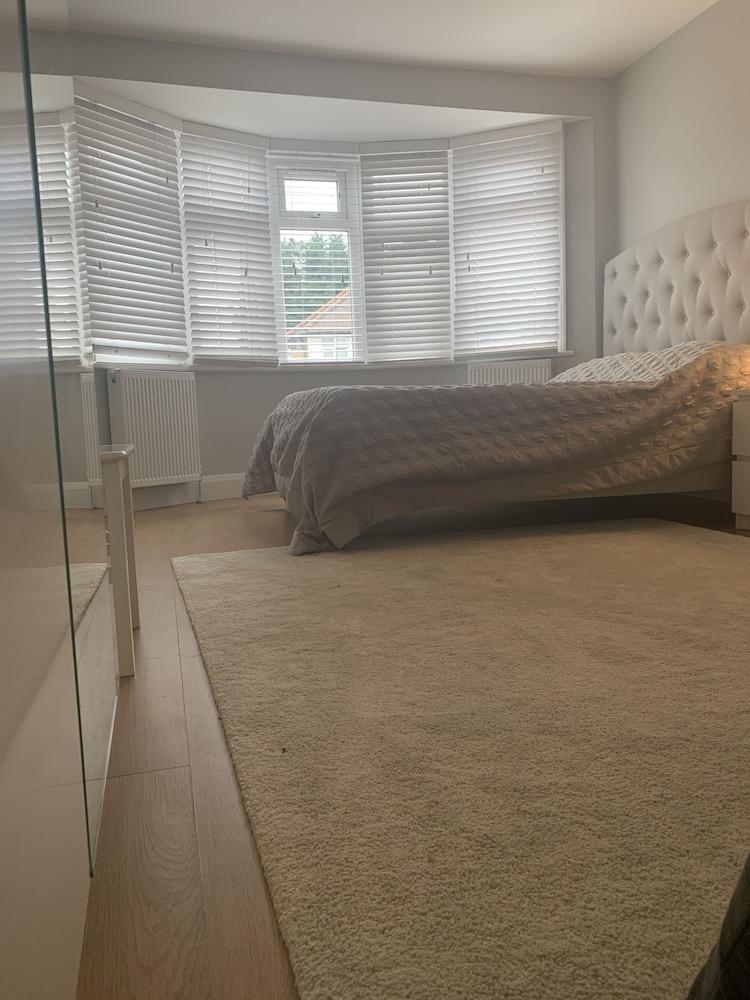 Immaculate 4 Bedroom House, Near Central London - Tap to explore photos