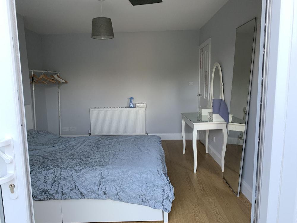 Immaculate 4 Bedroom House, Near Central London - Tap to explore photos