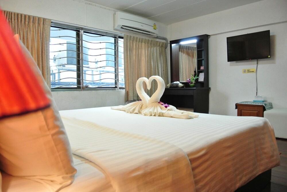 Karon Sunshine Guesthouse & Bar - Tap to explore photos