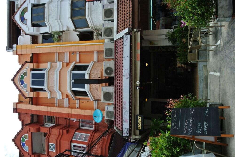 Karon Sunshine Guesthouse & Bar - Tap to explore photos