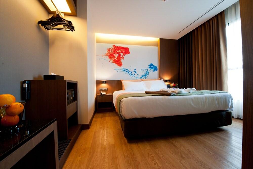 41 Suite Bangkok Room Type - Deluxe Suite