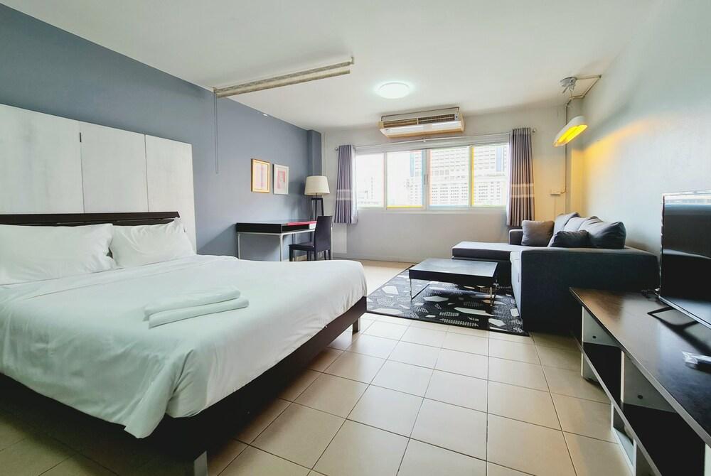 Sathorn Terrace Apartment Room Type - Icon Siam View Studio Apartment: Queen Bed + Sofa Bed + Working Desk + Non-smoking
