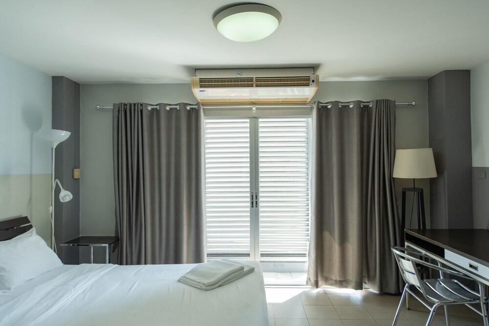 Sathorn Terrace Apartment Room Type - City Balcony Studio Apartment: Queen Bed + Sofa Bed + Working Desk Sathorn Terrace Apartment Room Type - City Balcony Studio Apartment: Queen Bed + Sofa Bed + Working Desk