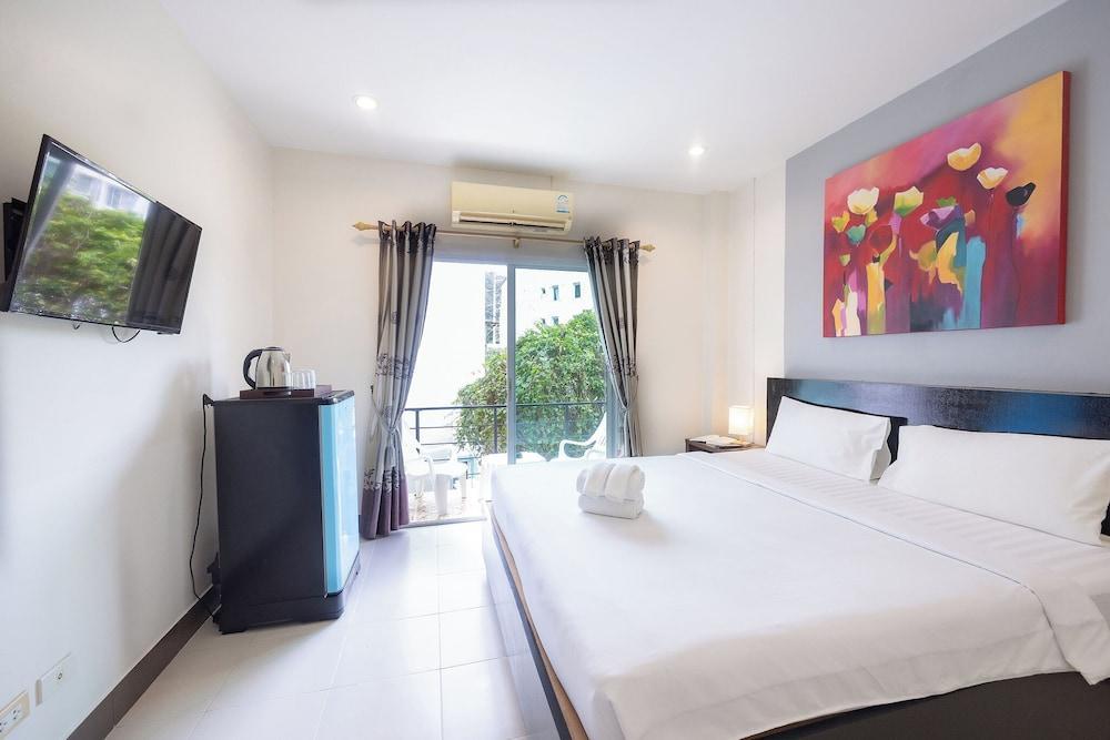 Baan Yuyen Karon Guesthouse - Tap to explore photos
