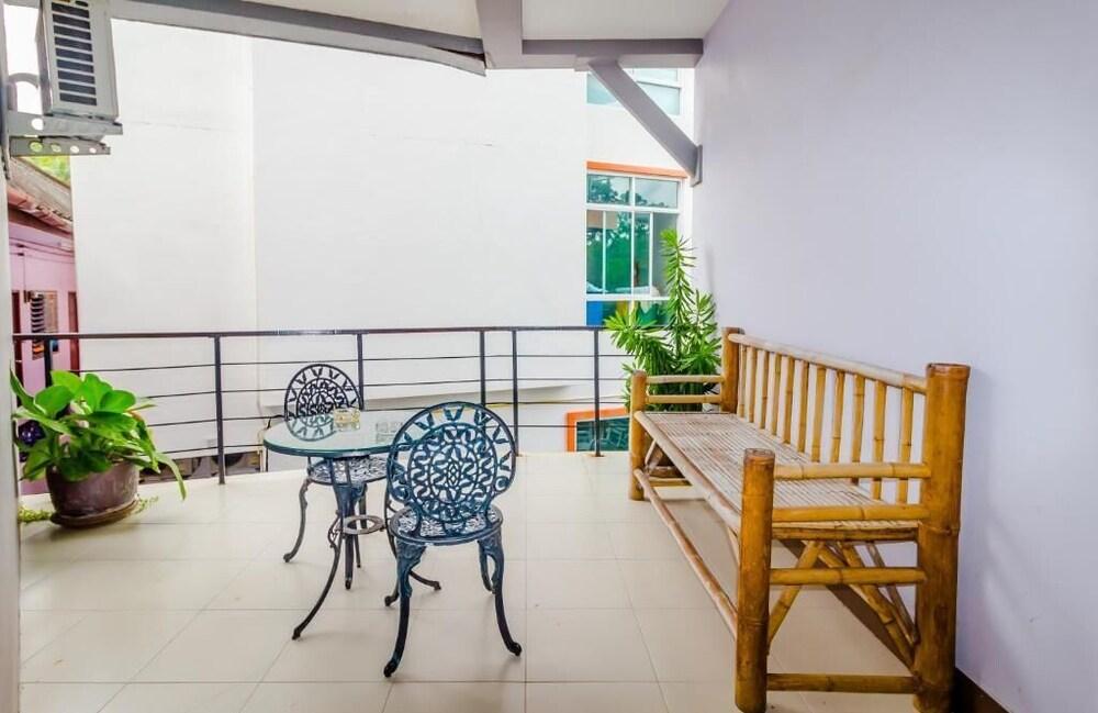 Baan Yuyen Karon Guesthouse - Tap to explore photos