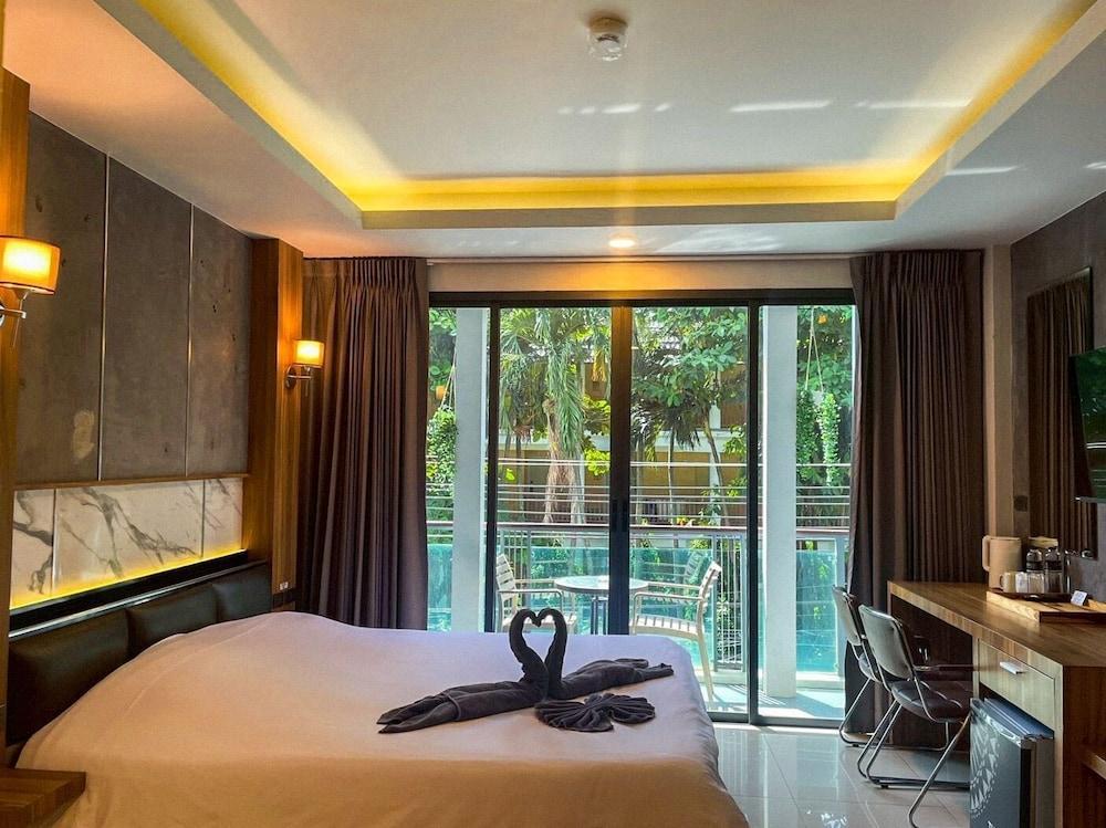 The Mantra Hotel Room Type - Deluxe Grand with Balcony