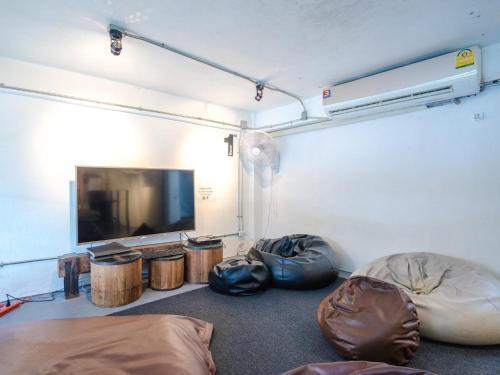 Bangkok Nomad Hostel - Tap to explore photos