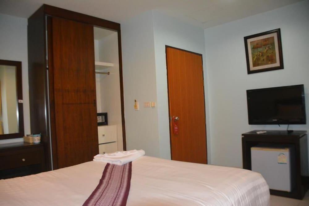 Patong Moon Inn Guesthouse - Tap to explore photos