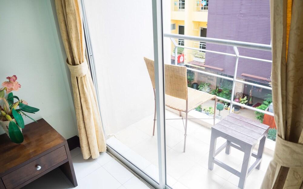 Patong Moon Inn Guesthouse - Tap to explore photos