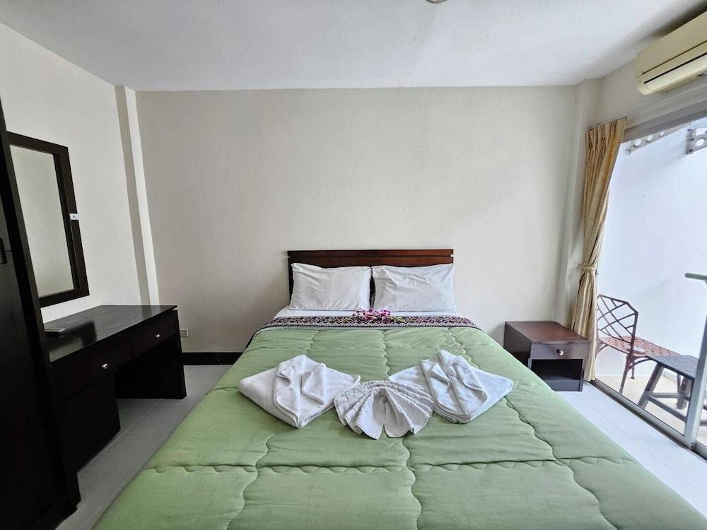 Patong Moon Inn Guesthouse - Tap to explore photos