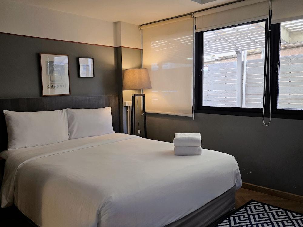 Somewhere to Escape - Hometel Room Type - No.5 Sunshine Studio : Queen bed + Window