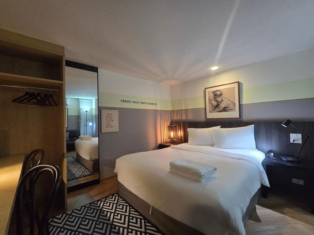 Somewhere to Escape - Hometel Room Type - No.4 Starshine Studio : Queen bed + working table