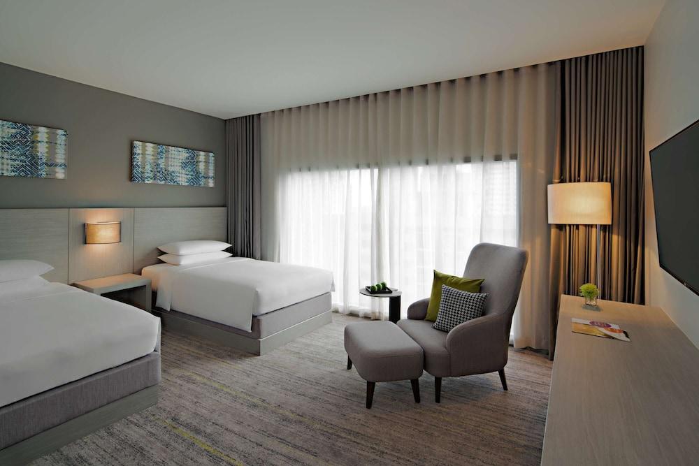 Hyatt Place Bangkok Sukhumvit 24 - Tap to explore photos