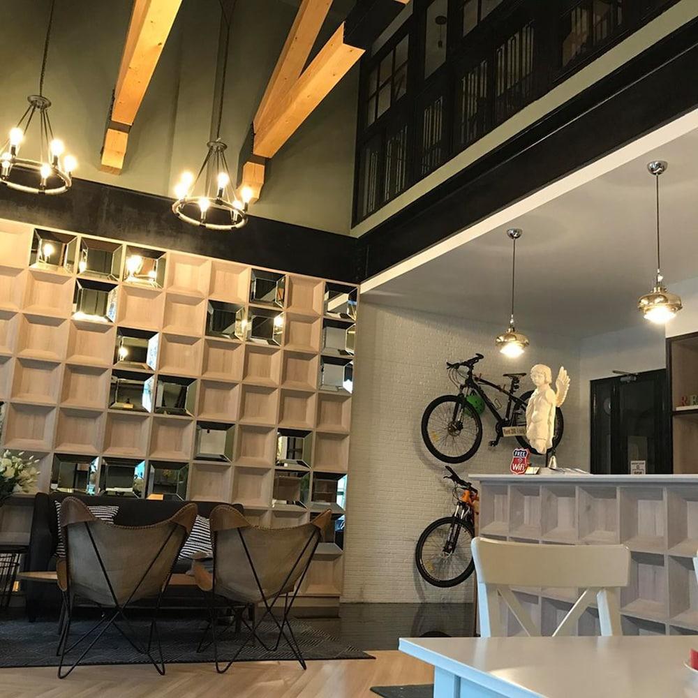 Travel Light Hostel Pattaya - Tap to explore photos