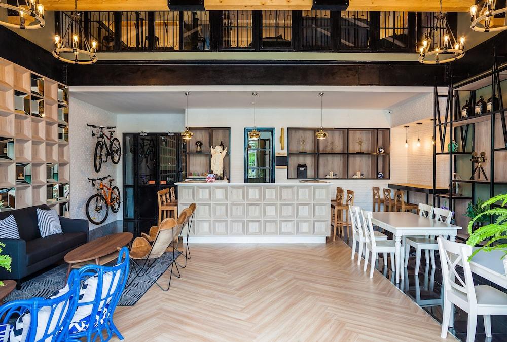 Travel Light Hostel Pattaya - Tap to explore photos