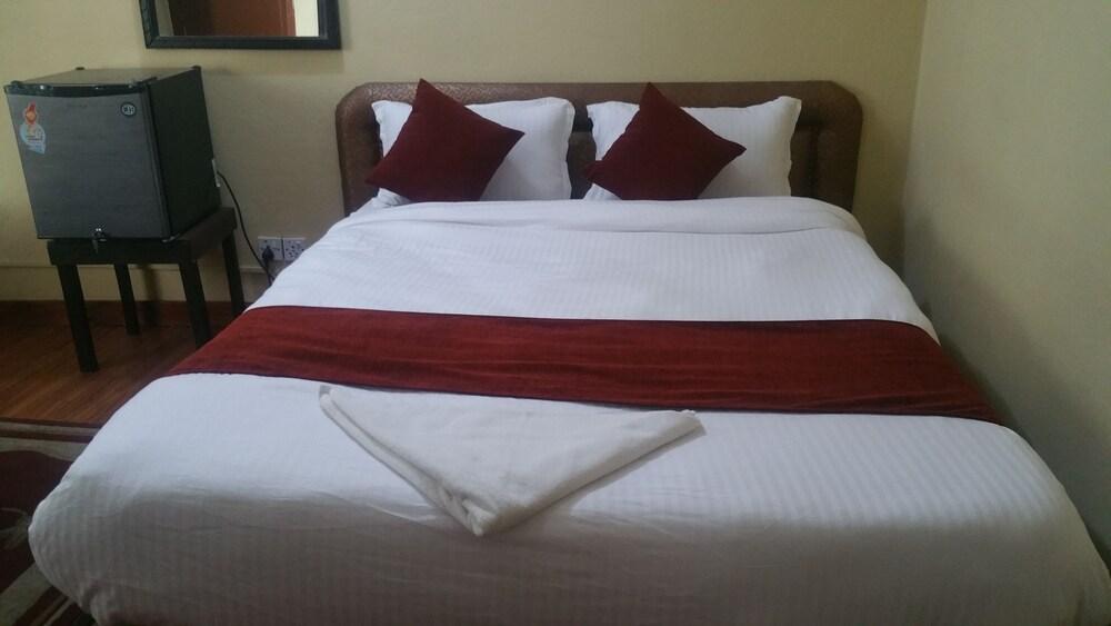 Hotel Holy Temple Tree & Chautari Cafe Room Type - Deluxe Suite, Multiple Beds, Valley View