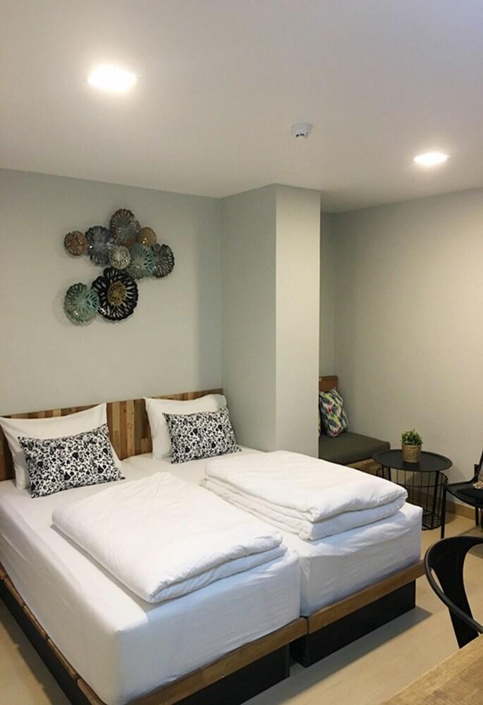 Bangkok Saran Poshtel Room Type - Deluxe Double Room