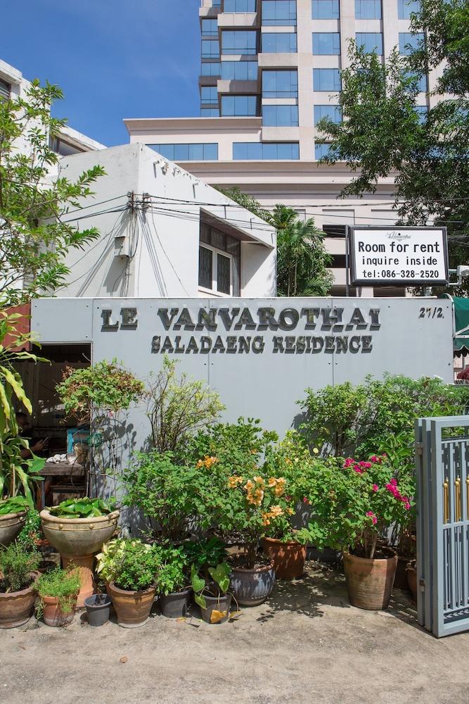 Le Vanvarothai Saladaeng Residence - Tap to explore photos