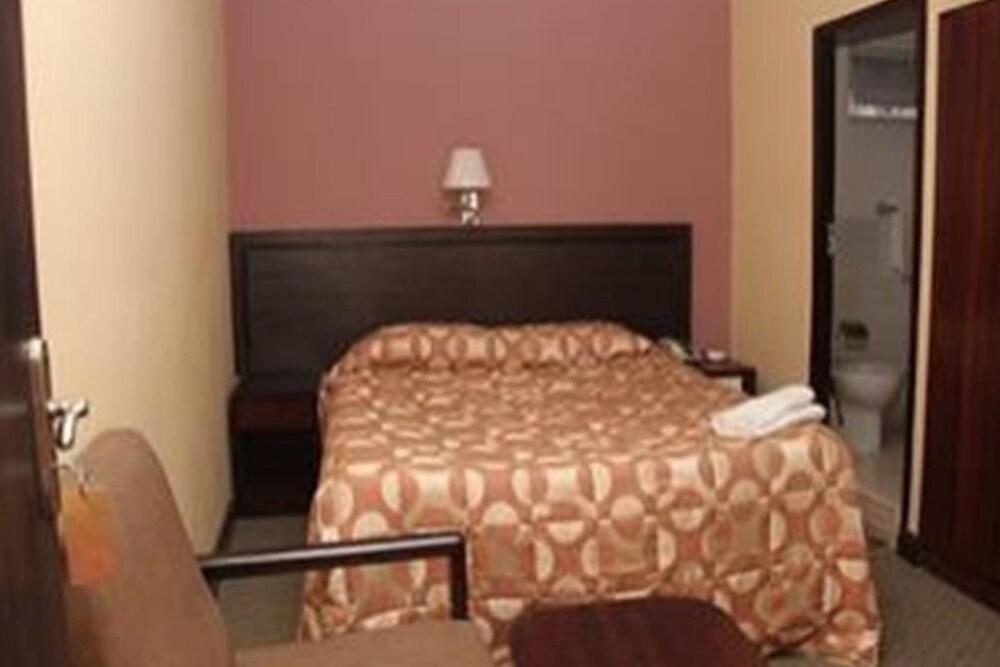 OYO 802 Hotel Pacific Room Type - Deluxe