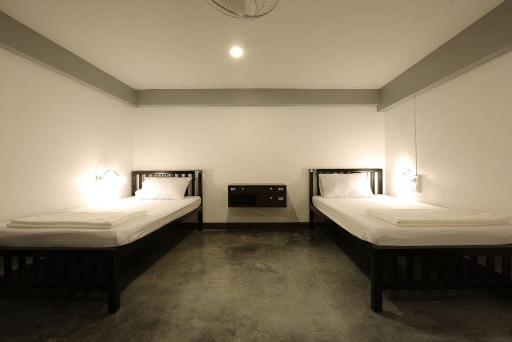 Balcony Party Hostel Room Type - Twin Room - Age 18-40