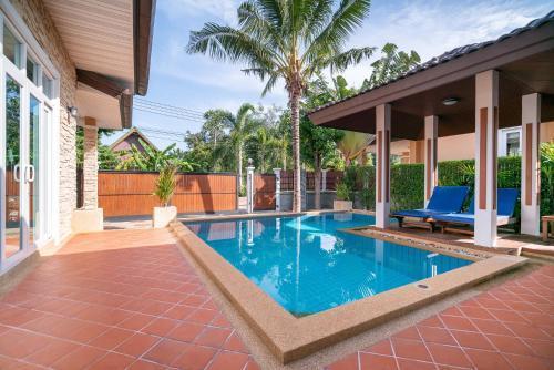 Rawai Private Villas - Pool and Garden - Tap to explore photos