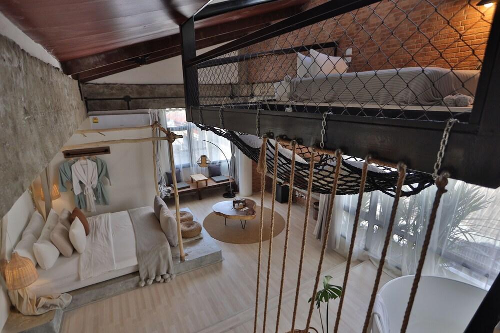 YOLO Bangkok Boutique Hotel - Tap to explore photos