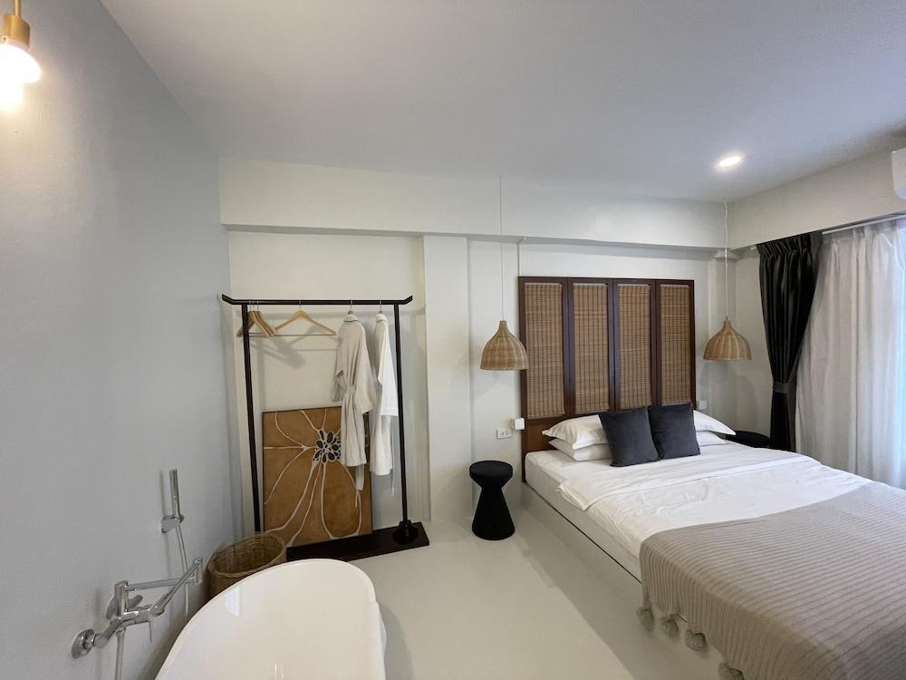 YOLO Bangkok Boutique Hotel Room Type - Premium Double Room, Non Smoking, Bathtub