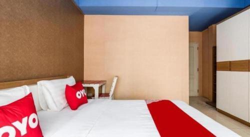 OYO 826 Cozy Rooms - Tap to explore photos