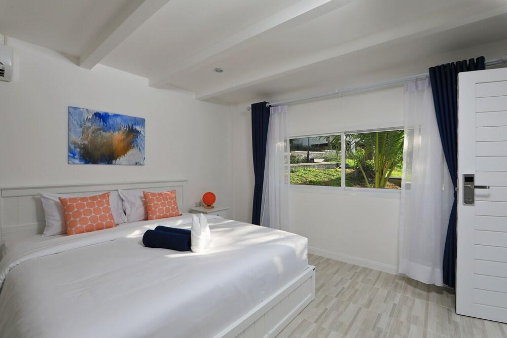Kata White Villas Room Type - Deluxe Room Garden View