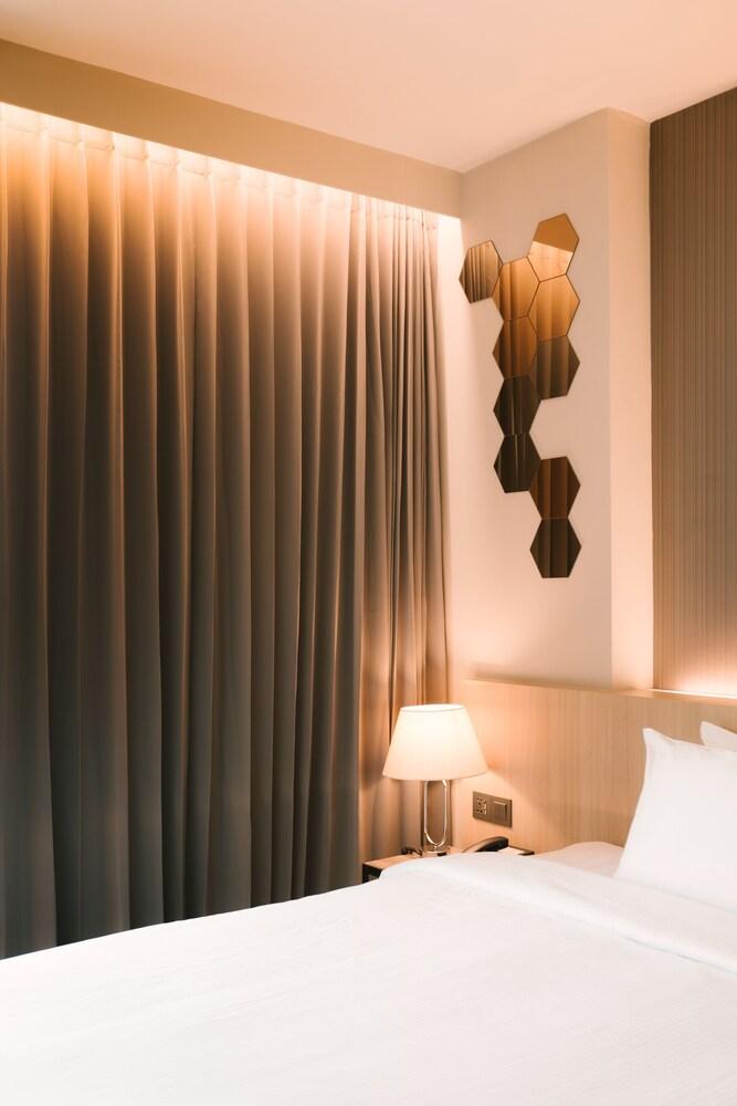 56 Hotel Sukhumvit - Tap to explore photos
