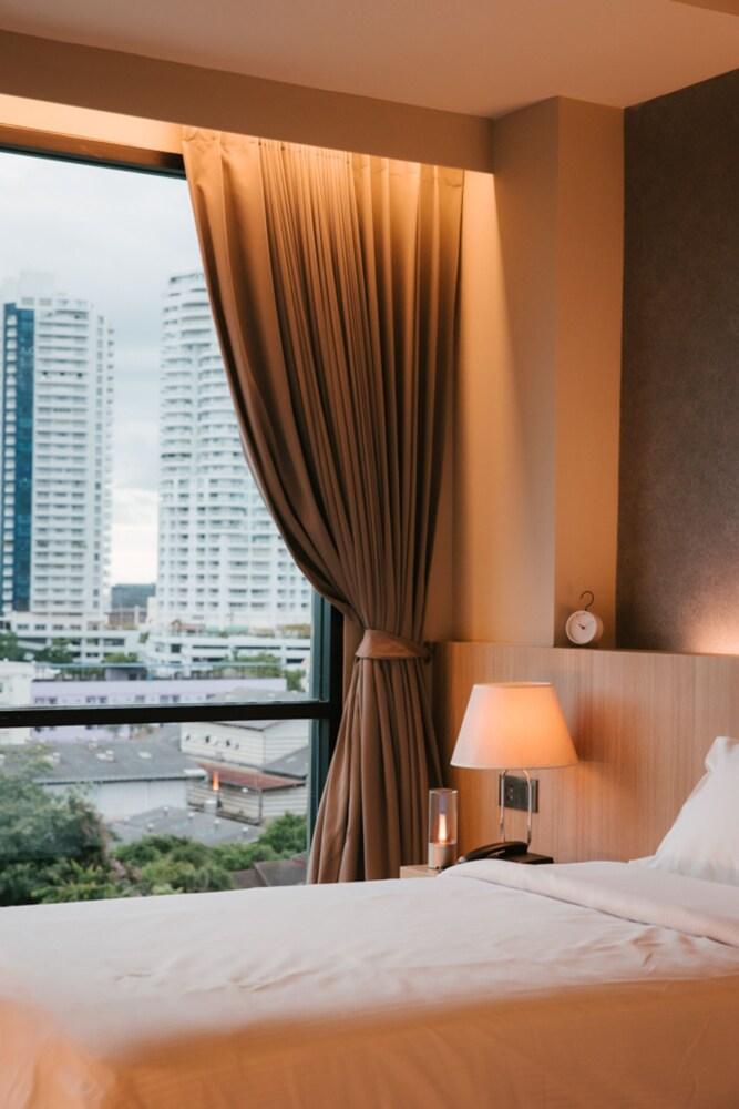 56 Hotel Sukhumvit - Tap to explore photos