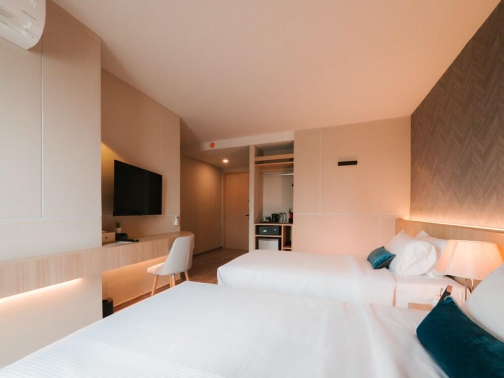 56 Hotel Sukhumvit - Tap to explore photos