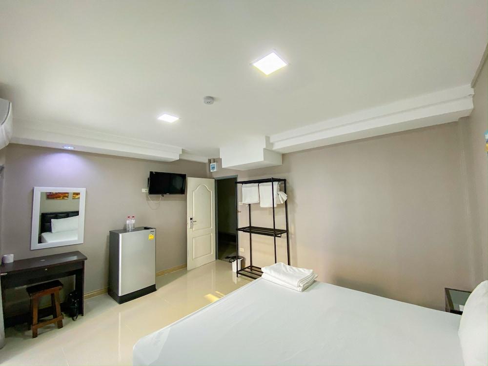 Delighted Bangkok Hotel - Tap to explore photos