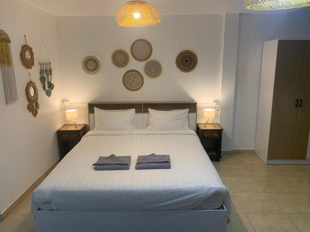 Kata Hill Sea View Hotel Room Type - Superior Double Room with Pool Access