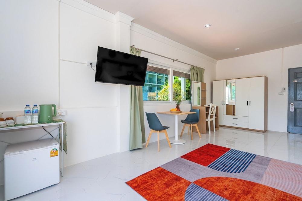 Kata Hill Sea View Hotel Room Type - Family Triple Room with Pool Kata Hill Sea View Hotel Room Type - Family Triple Room with Pool