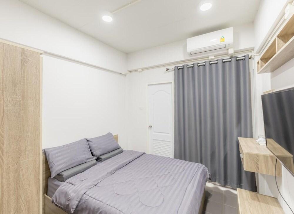 MiddleWay House Room Type - Deluxe Double Room