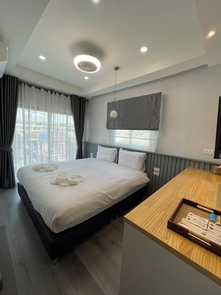 Acozyposhtel Room Type - Luxury Studio Suite, 1 Bedroom, Non Smoking