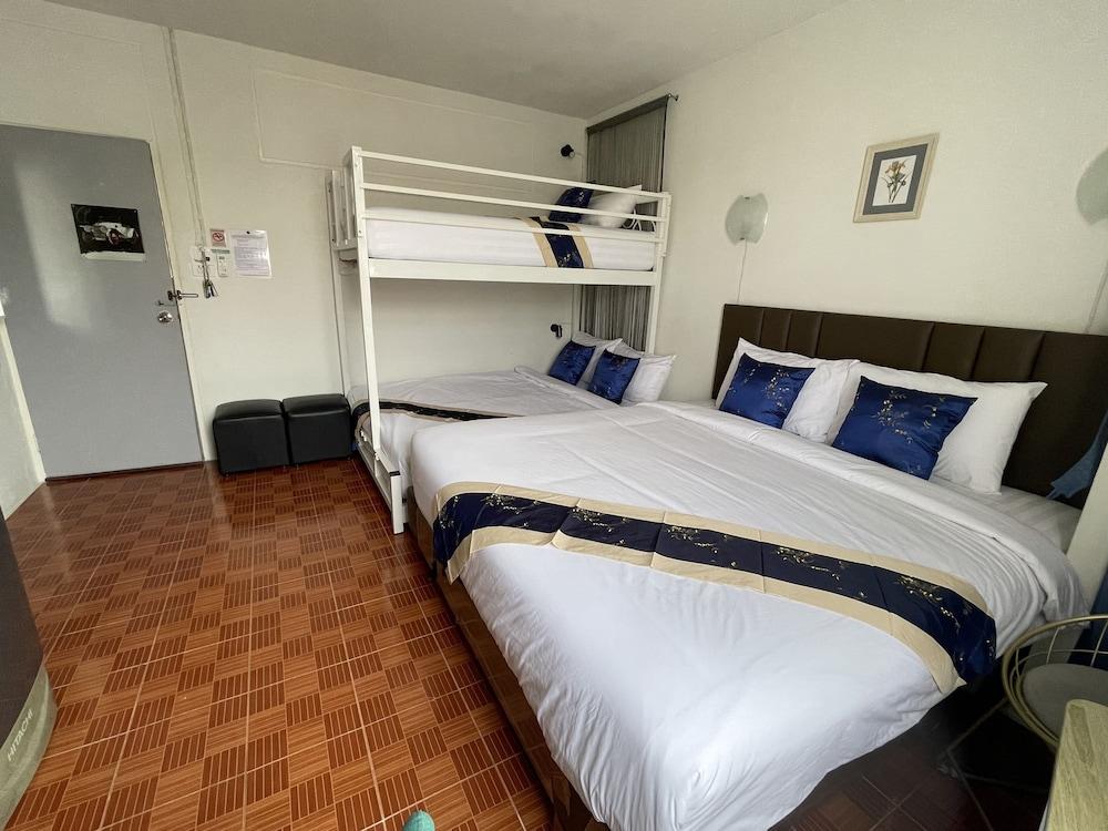 Acozyposhtel Room Type - Family Room 4 Pax With 1 Private External Bathroom Acozyposhtel Room Type - Family Room 4 Pax With 1 Private External Bathroom