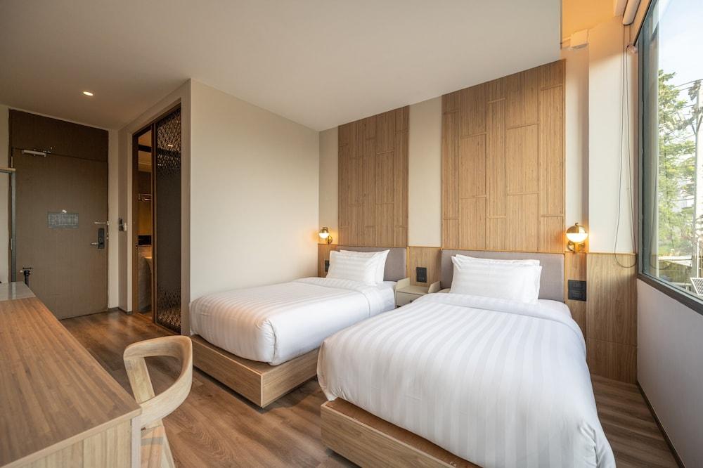 Shan Villas Sukhumvit Room Type - Deluxe Room, 2 Twin Beds, Balcony, Pool View