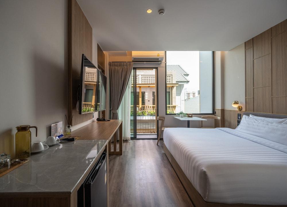 Shan Villas Sukhumvit Room Type - Deluxe Room, 1 King Bed, Balcony, City View