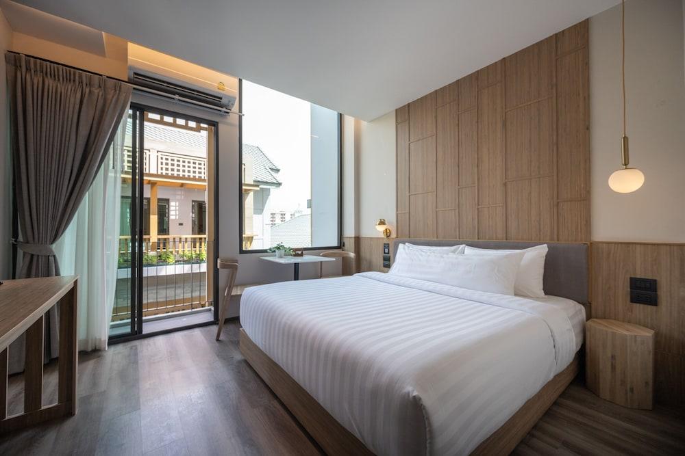Shan Villas Sukhumvit Room Type - Deluxe Room, 1 King Bed, Balcony, Pool View Shan Villas Sukhumvit Room Type - Deluxe Room, 1 King Bed, Balcony, Pool View
