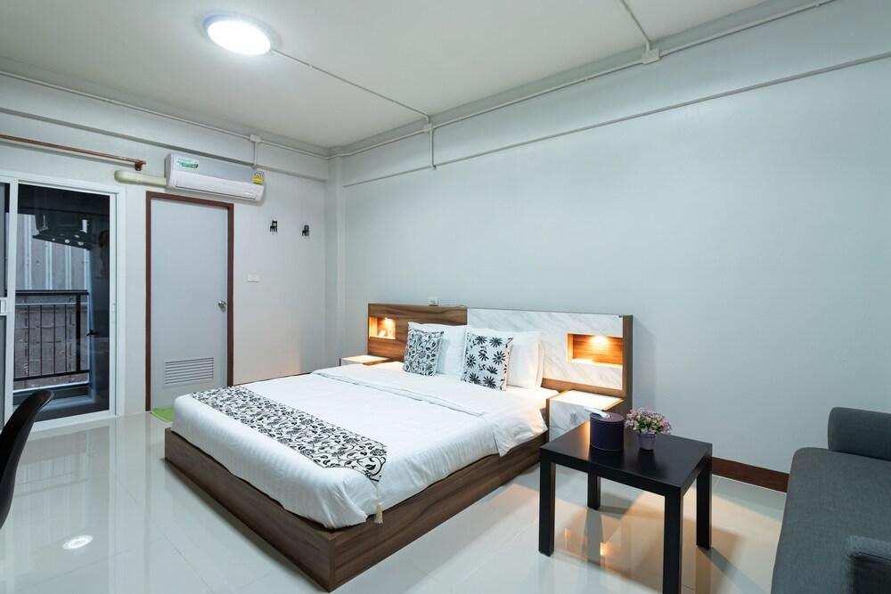 Tree Place Room Type - Deluxe Room, 1 King Bed