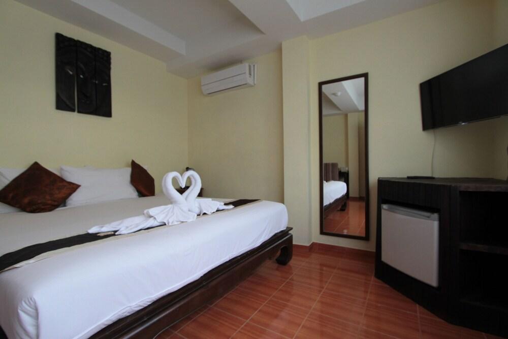 Karon Beach Pool Hotel Room Type - Deluxe Double Room