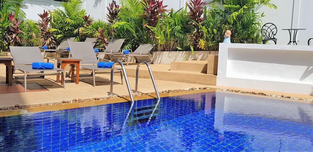 كارون بيتش بول هوتل