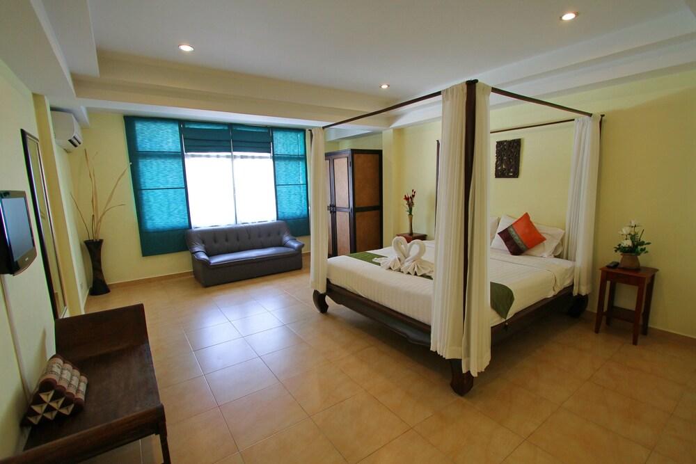 Karon Beach Pool Hotel Room Type - Family Quadruple Room