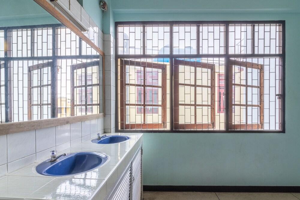 7 Holder Guesthouse - Tap to explore photos