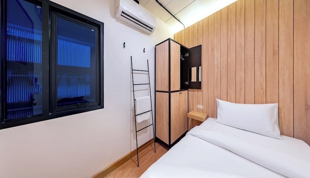Siam Subway Hostel and Café Room Type - Single room Window -Shared Bathroom