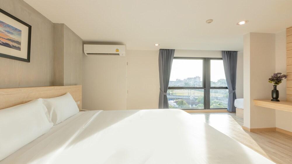B2 Don Mueang Premier Hotel - Tap to explore photos