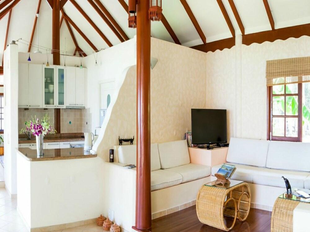 4 Bedroom Beach Front Villa Sea Breeze SDV229B-By Samui Dream Villas - Tap to explore photos
