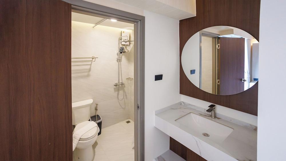 B2 Huai Khwang Grand Boutique Hotel - Tap to explore photos